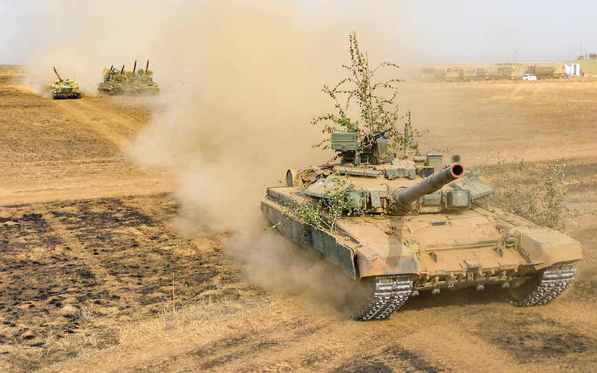 Танковое подразделение Южного военного округа на Т-90А сорвало наступление условного противника в ходе розыгрыша одного из тактических эпизодов на полигоне Прудбой в Волгоградской области