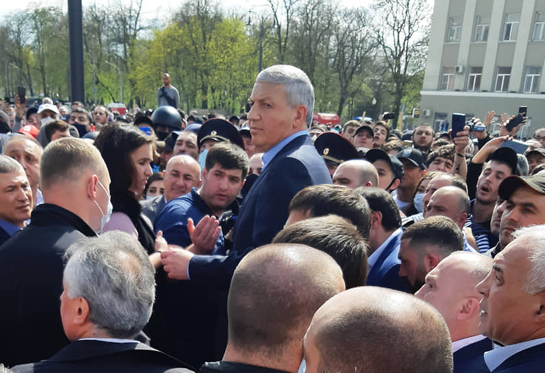 Глава Республики Северная Осетия—Алания Вячеслав Битаров (в центре) и участники митинга