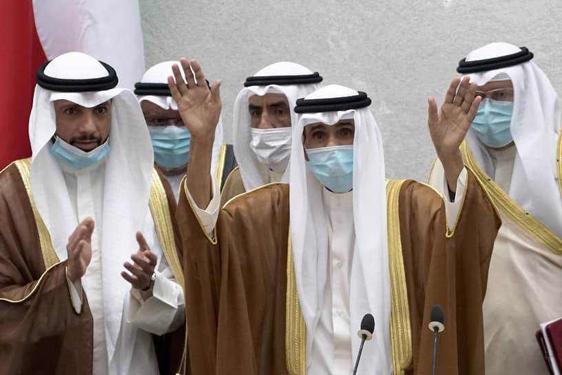 Новый эмир Кувейта Наваф аль-Ахмед аль-Джабер ас-Сабах (в центре)