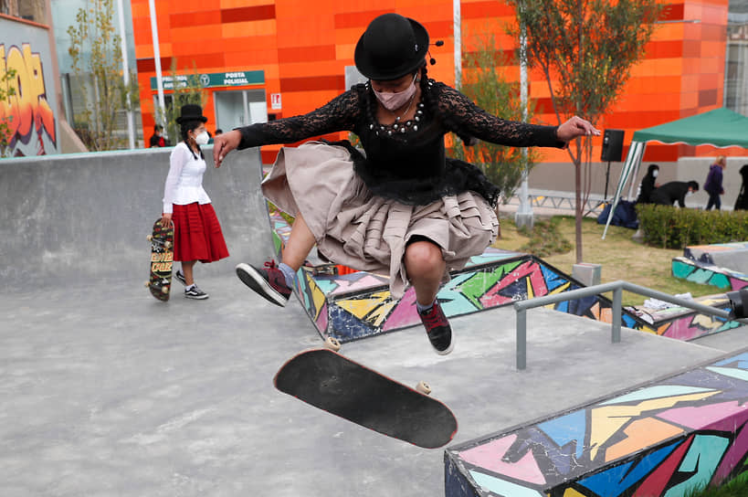 Ла-Пас, Боливия. Женщина выполняет трюки на скейтборде 