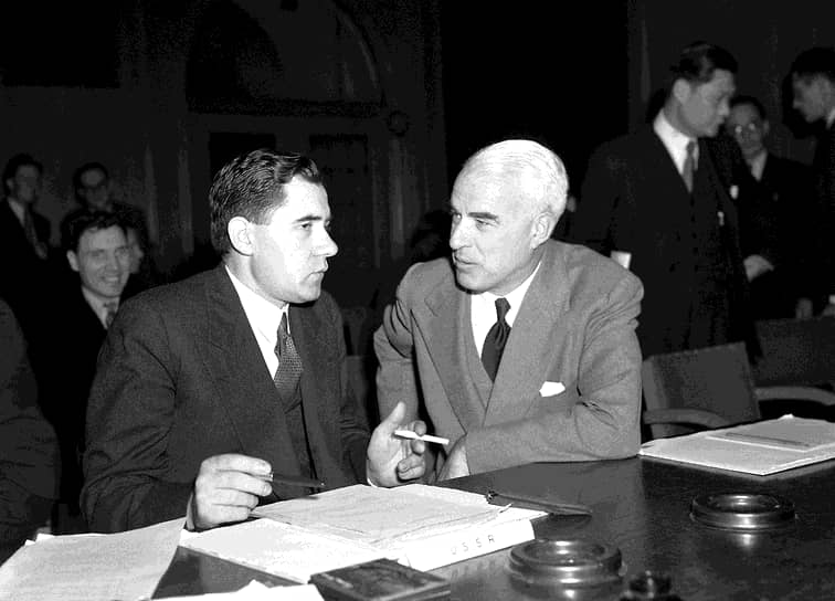 Госсекретарь США Эдвард Стеттиниус (справа) был первым западным дипломатом, узнавшим о желании СССР получить под опеку какие-нибудь территории. Это пожелание передал ему посол СССР в США Андрей Громыко (слева)
