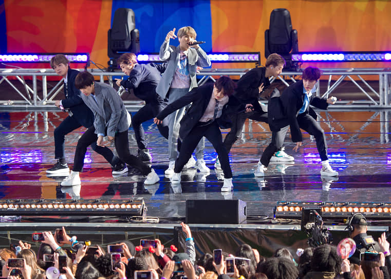 Корейский бойз-бэнд BTS стали обладателями около 68 тыс. акций Big Hit своего звукозаписывающего лейбла Big Hit Entertainment, благодаря проведенному IPO
