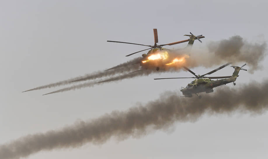 Астраханская область. Вертолеты Ми-28Н «Ночные охотники» во время учений «Кавказ» на полигоне Капустин Яр