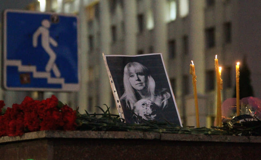 Цветы и свечи на месте гибели главного редактора издания Koza.press Ирины Славиной