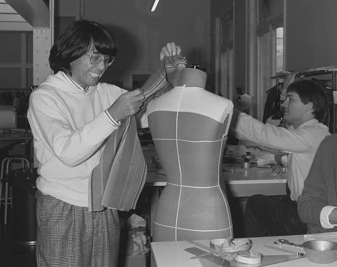 В 1961 году во время учебы Такада выиграл конкурс молодых дизайнеров. Подрабатывал в универмаге Sanai, где создавал порядка 40 женских нарядов в месяц. Он признавался, что был вдохновлен Парижем