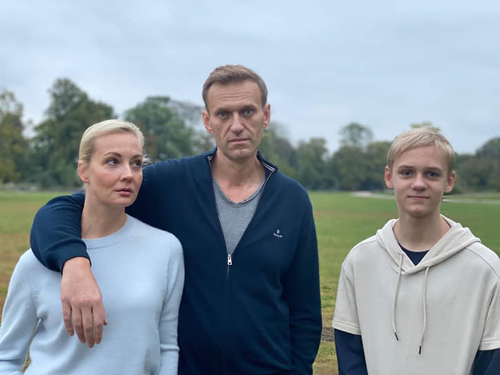 Оппозиционный политик Алексей Навальный с женой и сыном