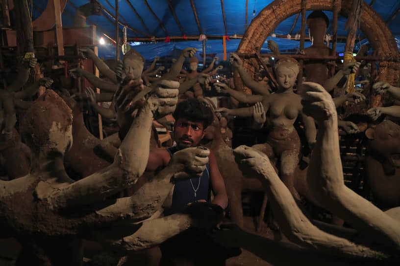 Хайдарабад, Индия. Мужчина изготавливает статуи индуистской богини Дурга