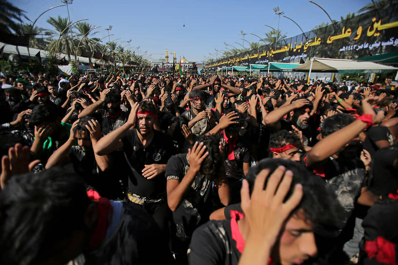 Кербела, Ирак. Мусульмане-шииты принимают участие во время паломничества в траурной религиозной церемонии 