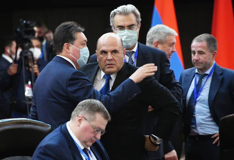 Ереван, Армения. Премьер-министр Михаил Мишустин (в центре) во время рабочей поездки в республику