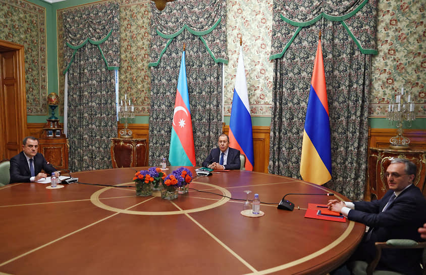Министр иностранных дел Азербайджана Джейхун Байрамов (слева), министр иностранных дел России Сергей Лавров