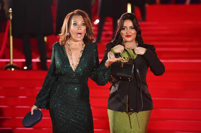Певица Азиза (слева) на красной дорожке перед началом церемонии закрытия Московского международного кинофестиваля