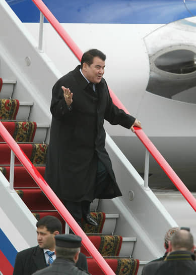 &lt;b>Бывший президент Туркмении Сапармурат Ниязов&lt;/b>&lt;br> Пост занимал 15 лет и 1 месяц
 — с 27 октября 1991 года и до своей смерти из-за сердечной недостаточности 21 декабря 2006 года. В 1999 году Туркменбаши (отец всех туркмен) получил титул пожизненного президента