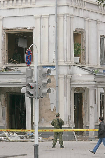 Здание ФСБ в Нальчике с выбитыми стеклами. Наиболее ожесточенные бои 13 октября шли именно там