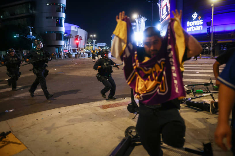 Лос-Анджелес, США. Полицейские разгоняют фанатов после того, как баскетбольный клуб «Лос-Анджелес Лейкерс» стал чемпионом НБА
