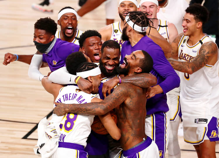 Баскетболисты «Лос-Анджелес Лейкерс» радуются победе после окончания матча