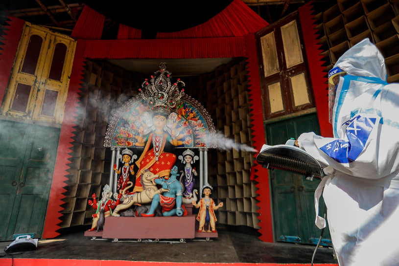 Калькутта, Индия. Дезинфекция статуи богини Дурги