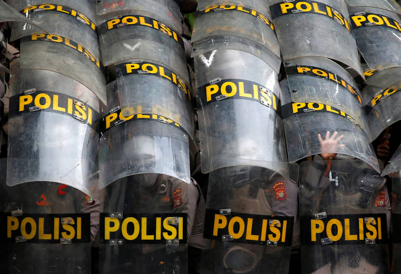 Джакарта, Индонезия. Полицейские во время акции протеста против закона о создании рабочих мест
