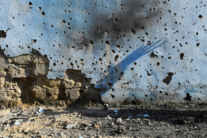 Нагорный Карабах. Последствия ракетного обстрела жилого дома