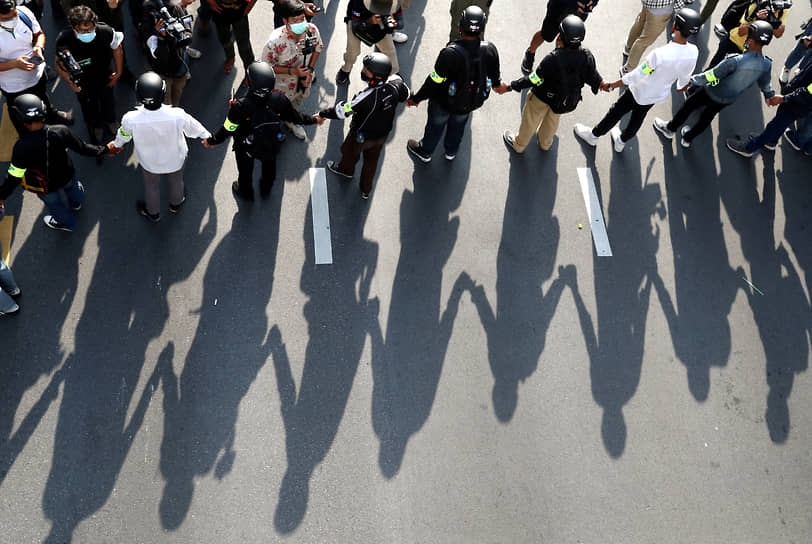 Бангкок, Таиланд. Сотрудники службы безопасности образуют живую цепь во время антиправительственной акции протеста