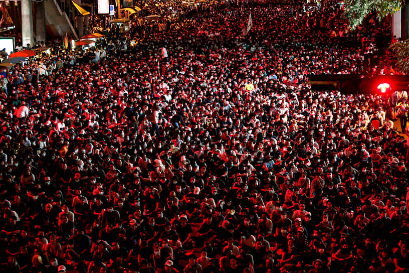 15 октября тысячи людей собрались на антиправительственную акцию протеста возле торгового центра Central World в Бангкоке 