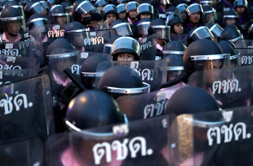 Бангкок, Таиланд. Полицейские во время антиправительственной акции протеста