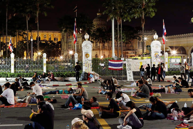 В ночь на 15 октября полицией было задержано около 40 человек, половина из них находятся в блоке временного содержания на территории регионального управления полиции Бангкока