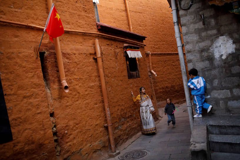 Тибетский автономный район, Китай. Женщина с детьми на улице старого города Лхаса