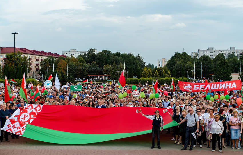 Участники митинга в поддержку президента Белоруссии Александра Лукашенко 19 августа