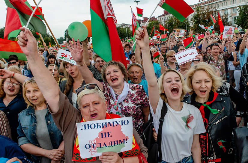 Митинг в поддержку президента Белоруссии Александра Лукашенко на площади Ленина 19 августа