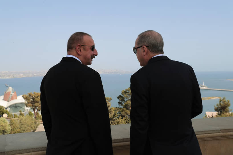 Президент Азербайджана Ильхам Алиев (слева) и президент Турции Реджеп Тайип Эрдоган