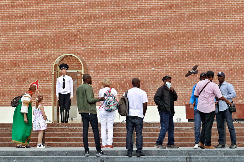 Москва, Россия. Иностранные туристы возле Могилы Неизвестного Солдата у Кремлевской стены