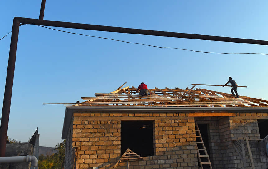 Рабочие во время восстановления крыши после обстрела