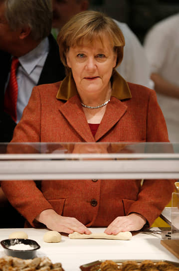 Бывший канцлер ФРГ Ангела Меркель обычно сама готовит завтрак себе и своему мужу. В интервью The Guardian она призналась, что очень гордится своим кулинарным талантом, а больше всего любит печь, особенно сливовый пирог