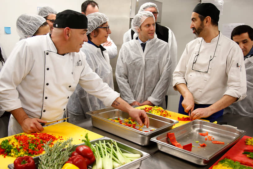 «Я — bon vivant в кулинарии»,— признался как-то президент Франции Эмманюэль Макрон (в центре), отметив, что его пристрастия универсальны. Периодически он принимает участие в мастер-классах, посвященных французской кухне