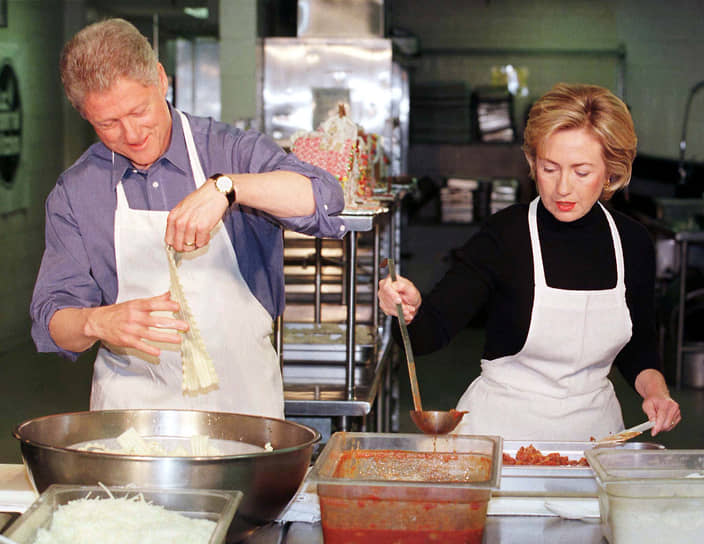 Бывший шеф-кондитер Белого дома Роланд Меснье рассказал в мемуарах о странном рецепте семьи 42-го президента США Билла Клинтона: «Ужасное желе со вкусом кока-колы, подаваемое с черной вишней в глазури»&lt;br>
На фото: Билл и Хиллари Клинтон готовят лазанью, 1998 год