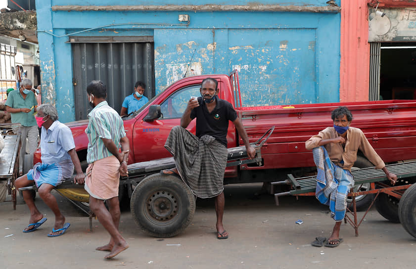 Коломбо, Шри-Ланка. Местные жители у магазина 