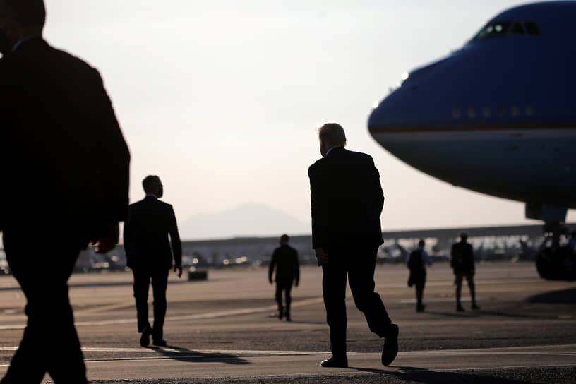 Тусон, штат Аризона, США. Дональд Трамп идет к своему самолету после предвыборного мероприятия 