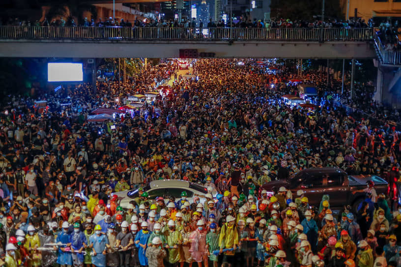 Бангкок, Таиланд. Марш протестующих к Дому правительства