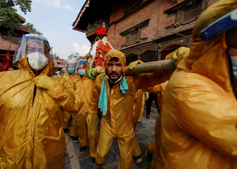 Катманду, Непал. Религиозное шествие верующих в защитных костюмах 