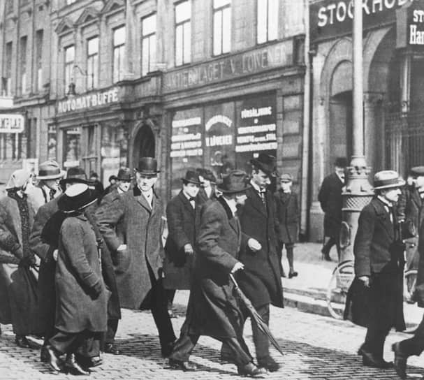 «В Стокгольме Ленин и оставшийся пока здесь Радек совещались вчера с крайними отщепенцами социалистической Шведской партии» (на фото — Ленин с соратниками в Стокгольме)
