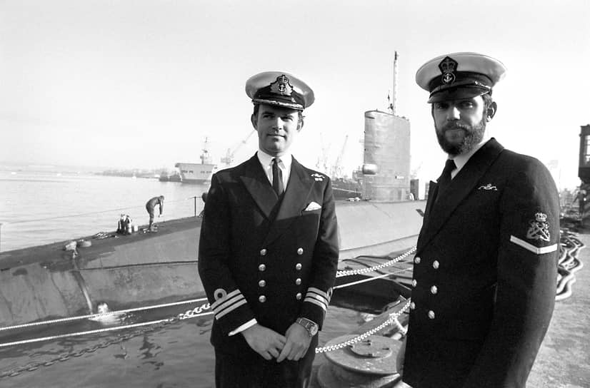 Командир подводной лодки «Завоеватель» Крис Врефорд-Браун (слева)