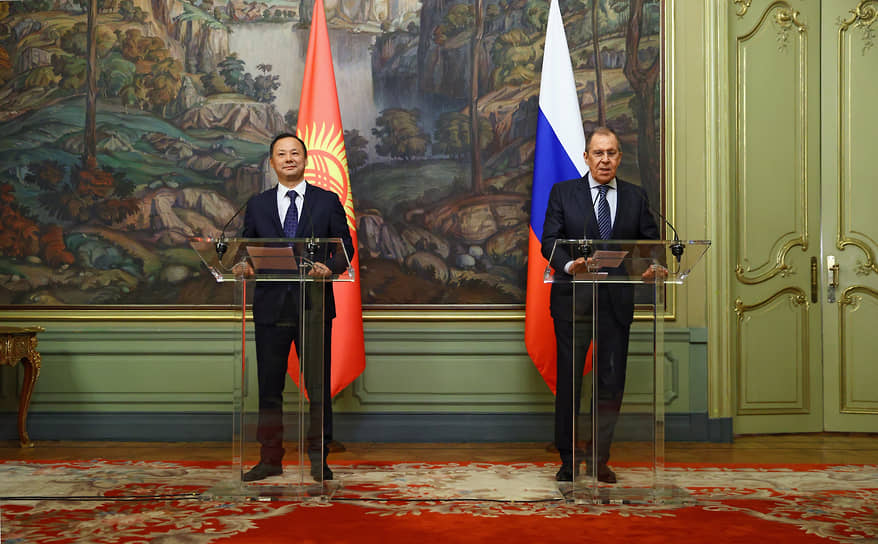 Министр иностранных дел Киргизии Руслан Казакбаев (слева) и министр иностранных дел России Сергей Лавров