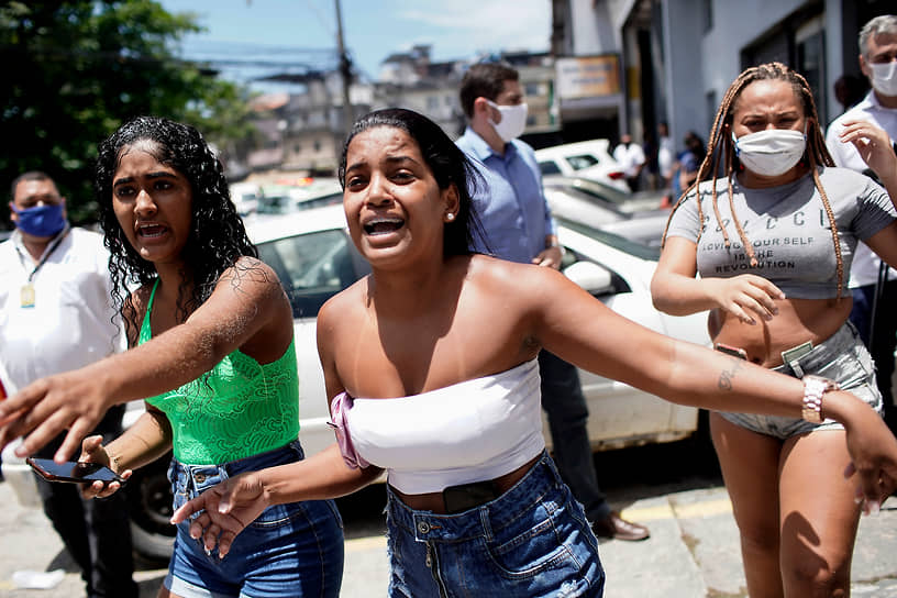 Рио-де-Жанейро, Бразилия. Родственники госпитализированных смотрят, как пожарные тушат больницу