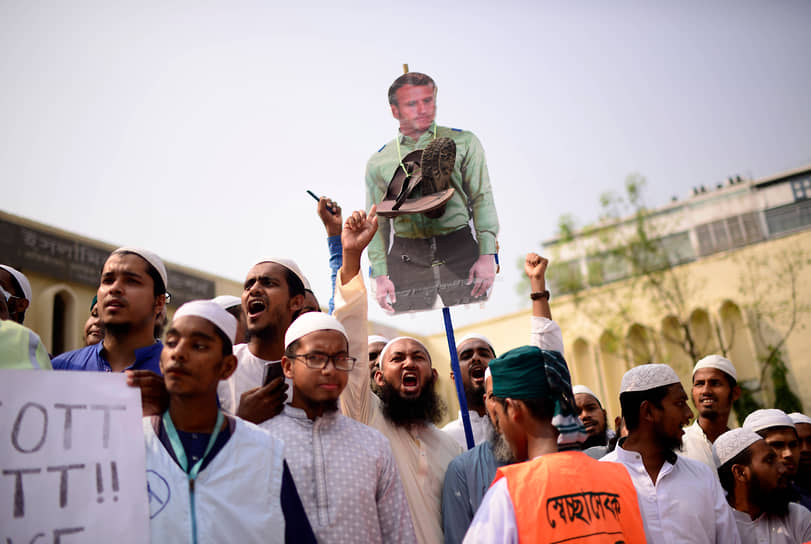 Дакка, Бангладеш. Мусульмане призывают к бойкоту французской продукции из-за заявлений президента Франции Эмманюэля Макрона (фото на транспаранте), поддержавшего публикацию карикатур на пророка Мухмаммеда