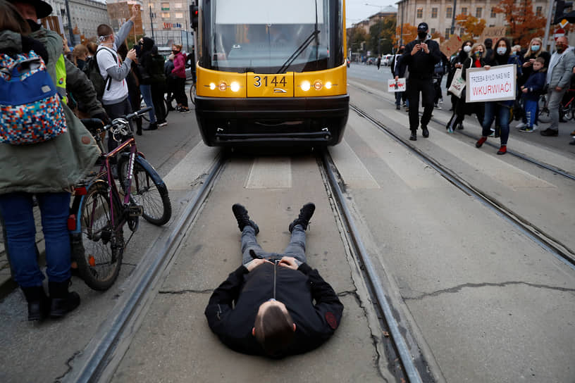 В понедельник демонстранты заблокировали движение транспорта на центральных улицах