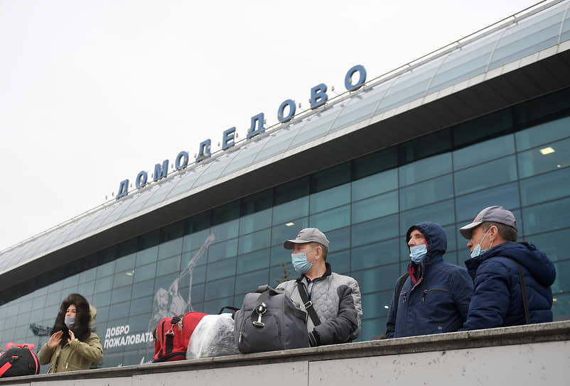 На территории московских аэропортов открыты пункты экспресс-тестирования на коронавирус. В течение трех дней после прилета из других стран граждане должны пройти тест и разместить его результаты на портале госуслуг