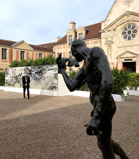 Эскиз Огюста Родена к «Гражданам Кале», оцененный в €500-700 тыс., был приобретен за €1,1 млн., а мозаичная стена Чжао Уцзи, за которую просили €1–2 млн, за €1,4 млн.