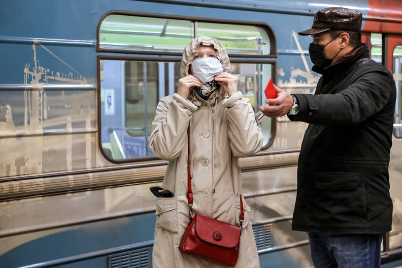 Рейд по соблюдению масочного режима в метро Новосибирска. Пассажиров, согласившихся надеть маску, отпускают после разъяснительной беседы