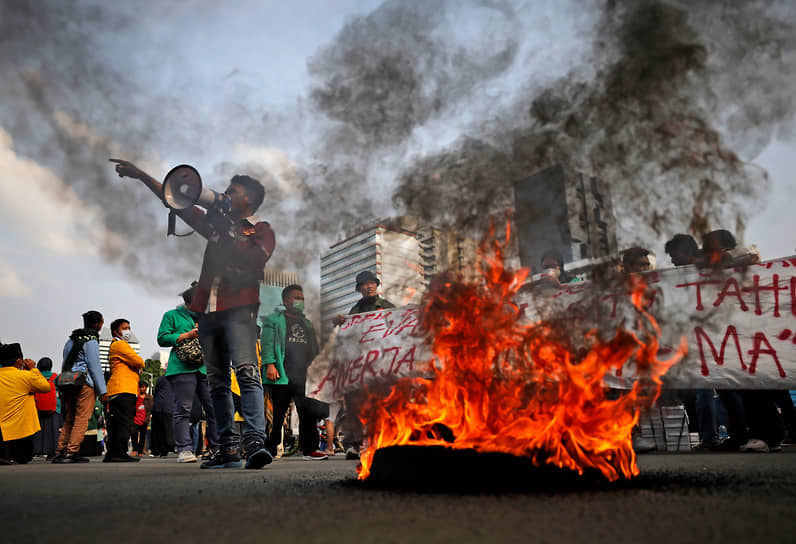 Джакарта, Индонезия. Демонстранты жгут шины в знак протеста против ущемления их трудовых прав 