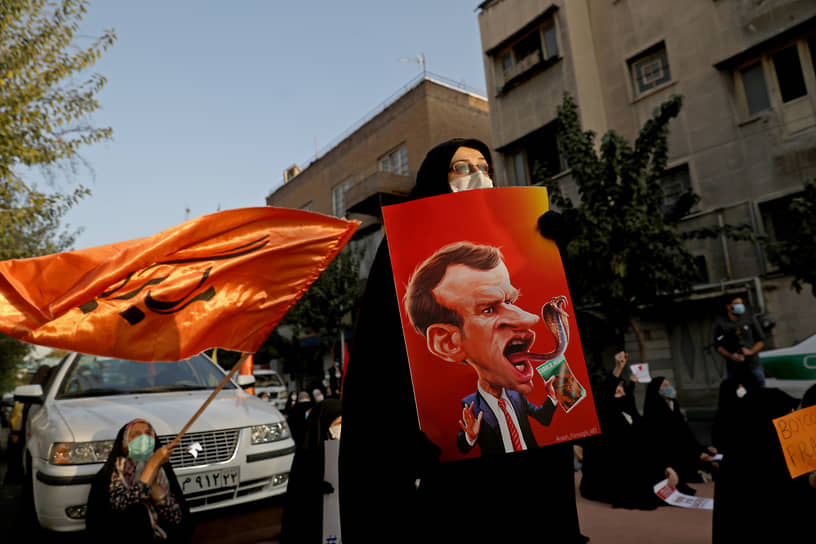 Аятолла Ирана Али Хаменеи назвал поддержку президентом Франции карикатур на пророка Мухаммеда «идиотской акцией». У французского посольства в Тегеране прошел митинг (на фото)
